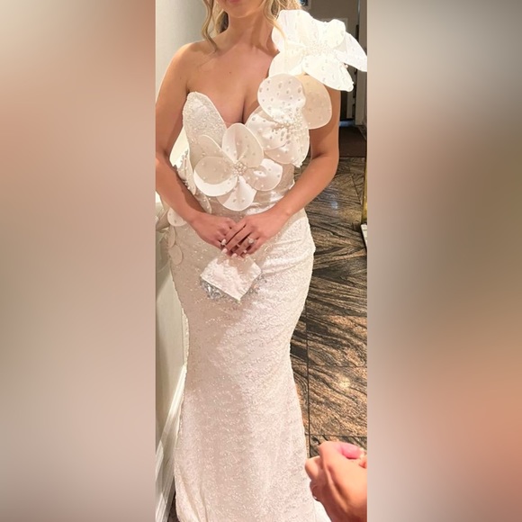 White Bridal Gown - Picture 3 of 6